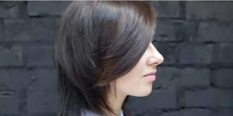 Женская стрижка лесенка на средние волосы